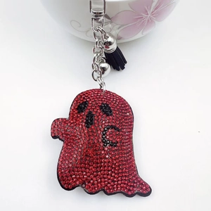 Détail d'un porte-clés fantôme avec strass rouges et gland en fibre noire élégant