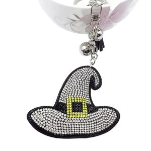 Porte-clés chapeau de sorcière avec strass, clochettes et pompon en cuir noir