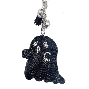 Porte-clés fantôme d'Halloween avec strass noirs et breloque cloche argentée sur fond blanc