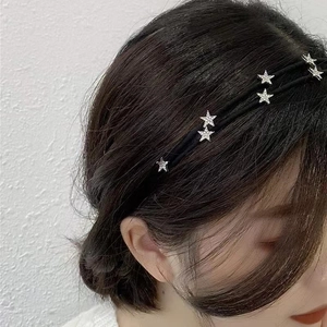 Minimalistisches doppellagiges schwarzes Stirnband mit glitzernden silbernen Strasssternen