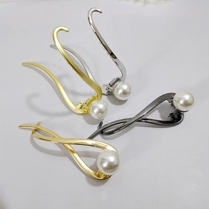 Dettaglio di quattro eleganti fermagli per capelli in metallo con perle multicolore