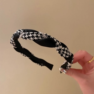 Elegant houndstooth headband with sparkling rhinestones and twisted weave design