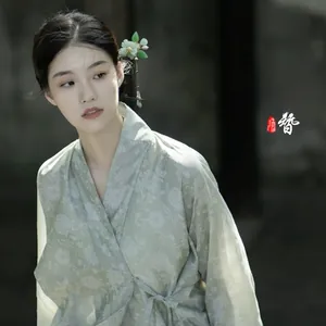 Spilla per capelli cinese con peonia verde, perle e nappe indossata con abito Hanfu