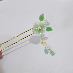 Spilla per capelli cinese con fiore verde, nappa dorata e perle bianche per lo stile Hanfu