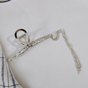 Elegant silver tassel hair claw clip with rhinestones for a stylish Korean hair accessory