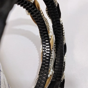 Detailed view of houndstooth headband with non-slip teeth, pearls and rhinestones