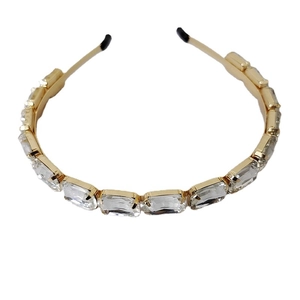 Cerchietto barocco dorato con strass di cristallo rettangolari su uno sfondo bianco