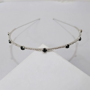 Eleganter silberner Metall-Haarreif mit smaragd-schwarzen Strasssteinen und Kristallen