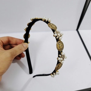 Barock Retro Haarreif mit Goldmünzen Perlen und Kristallen auf schwarzem Stoff