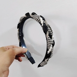 Elegant houndstooth headband with white pearls and sparkling rhinestones for women