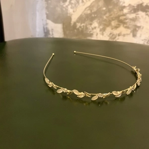 Serre-tête Élégant en Alliage Doré avec Feuilles de Vigne pour Femmes avec Strass et Pierre Œil de Chat Style Forêt Accessoire