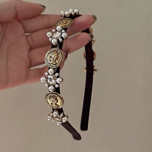 Detailansicht des Barock-Haarreifs mit Vintage-Goldmünzen, Perlen und Kristallen