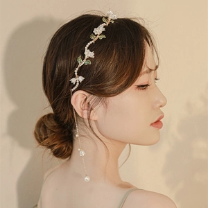 Détail du serre-tête muguet avec perles blanches et chaîne à franges dorée