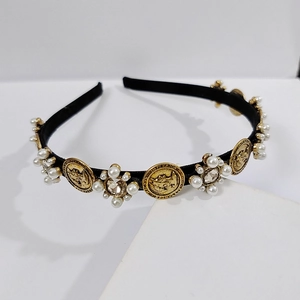 Detailansicht des barocken Haarreifs mit Goldmünzen und Perlen-Blumenschmuck