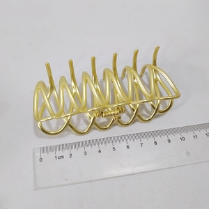 Detailed view showing the 11.5cm length of this golden metal wave hair claw clip