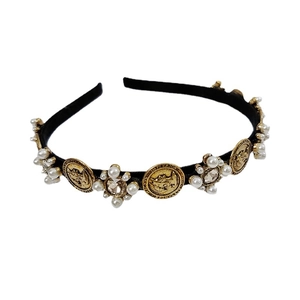 Barocker Retro-Haarreif mit Goldmünzen, Perlen und Kristallen auf schwarzem Stoff