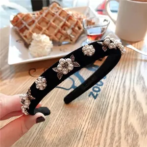 Serre-tête baroque en velours noir avec fleur de camélia en perles et strass