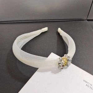 Serre-tête élégant en organza avec cristaux violets brillants et design blanc minimaliste