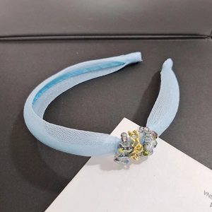 Serre-tête élégant en organza bleu ciel avec perles de cristal et chaîne dorée chic