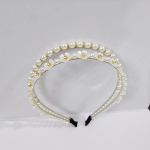 Détail du serre-tête argenté à double couche avec perles blanches et breloques de fleurs