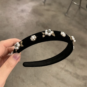 Serre-tête baroque en velours noir orné de fleurs de perles et de feuilles dorées