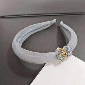 Serre-tête large élégant avec perles de cristal bleu clair et texture en tissu de forme U