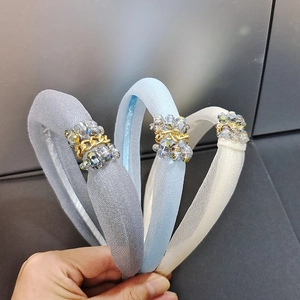 Détail du serre-tête en organza perlé avec cristaux en gris bleu et beige