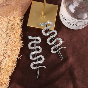 Élégantes barrettes serpent argentées avec strass brillants et yeux en pierres vertes