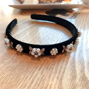 Serre-tête baroque en velours noir avec perles élégantes et feuilles métalliques