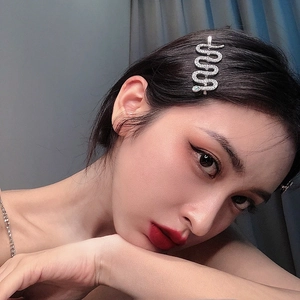 Barrette serpent argentée élégante avec strass brillants et détails en gemmes vertes