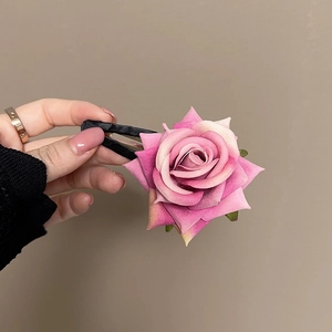 Fermaglio per capelli a forma di rosa sfumata rosa con clip a becco d'anatra in tessuto nero