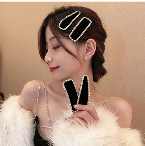 Détail de la barrette en velours noir avec strass brillants pour une coiffure chic