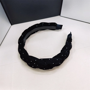 Detalle de los dientes antideslizantes y la textura de terciopelo trenzado de la diadema