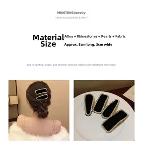 Détail de la barrette en velours noir avec strass et perles, dimensions 8cm x 3cm