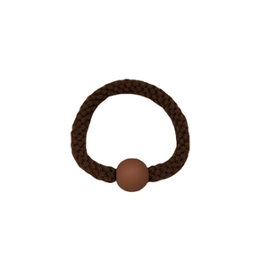Élastique à cheveux marron foncé haute élasticité avec perle mate sur fond blanc