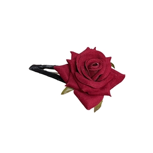 Elegante fermaglio per capelli con rosa rosso scuro e foglie verdi su sfondo bianco