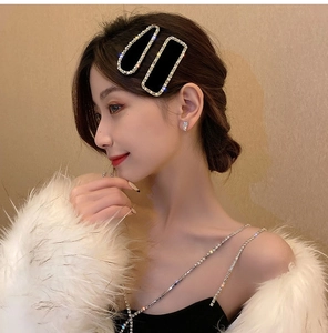 Gros plan de barrettes à cheveux noires élégantes avec strass brillants sur un modèle