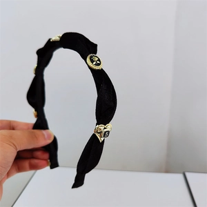 French Vintage Velvet Headband For Women Elegant Black Twisted Hairband With Retro Metal Camellia Decoration Hair Accessories