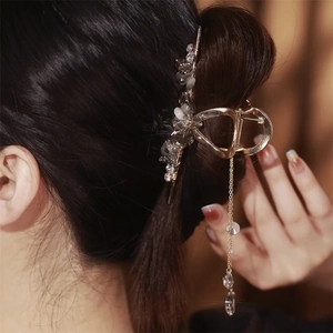 Pince à cheveux dorée élégante avec fleurs de cristal et long gland sur cheveux