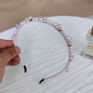 Vue détaillée du serre-tête rose fait main avec perles blanches et perles en cristal