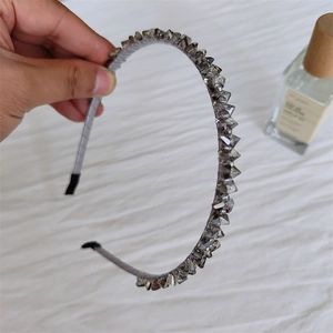 Serre-tête fin élégant avec cristaux gris foncé et base en métal argenté pour femme