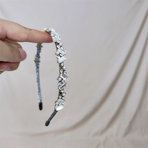 Serre-tête baroque élégant avec strass étincelants et perles blanches sur monture noire