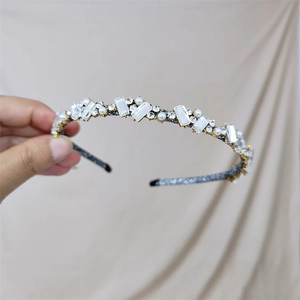 Serre-tête baroque élégant avec cristaux, perles et strass sur fin bandeau métal
