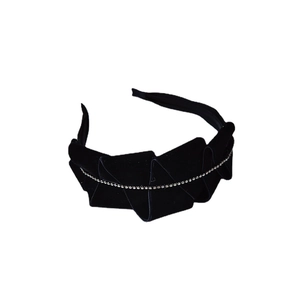 Elegant black velvet pleated headband with delicate rhinestone chain in French retro style