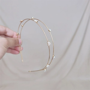 Elegante cerchietto in metallo dorato a doppio strato con strass a forma di cuore