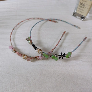Handgemaakte bloemen hoofdband met kralen en acryl bloemen voor een stijlvol kapsel