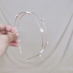 Cerchietto a doppio strato in oro rosa con eleganti motivi floreali in strass