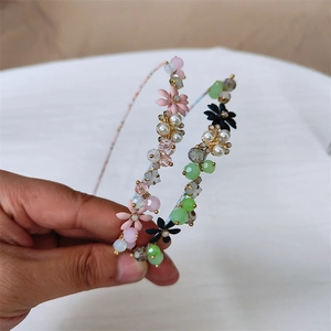 Elegante bloemen hoofdband met roze en groene kristallen kralen voor een Koreaanse stijl