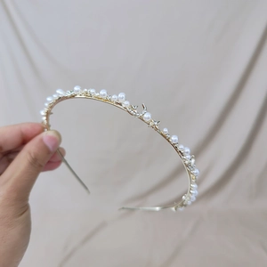 Serre-tête élégant en métal doré avec perles œil-de-chat et strass en forme d'étoile