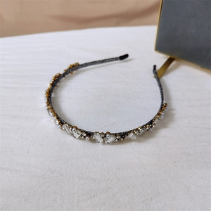 Détail du serre-tête vintage orné de strass brillants et de perles de style baroque